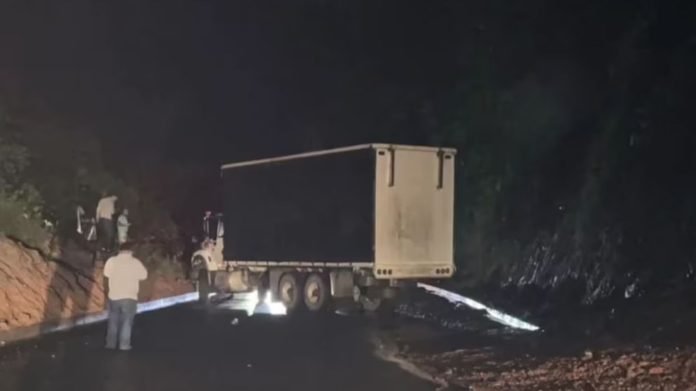 Bloqueo en la vía Pereira–Chocó por presunta instalación de paquete bomba