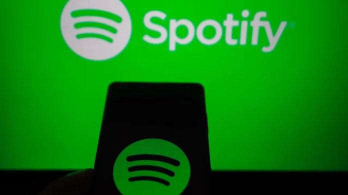 Spotify reduce requisitos y amplía su programa de monetización para creadores de podcasts