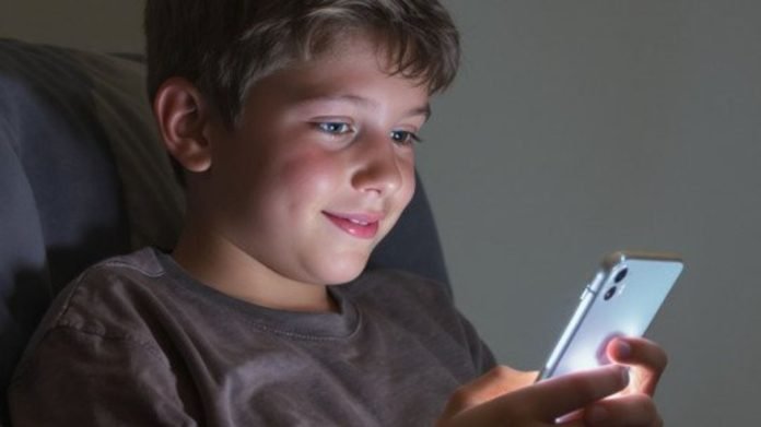 ¿Es riesgoso que los niños usen celular antes de los 13 años? Esto dicen los expertos