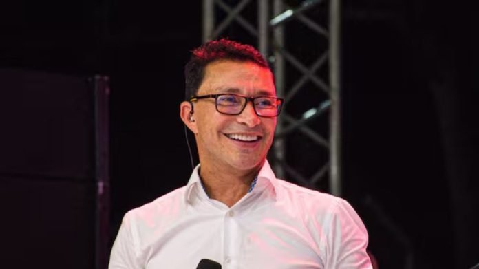 Nuevas denuncias por acoso sexual salpican a Carlos Caicedo: testimonios y chats revelan presunto patrón de intimidación