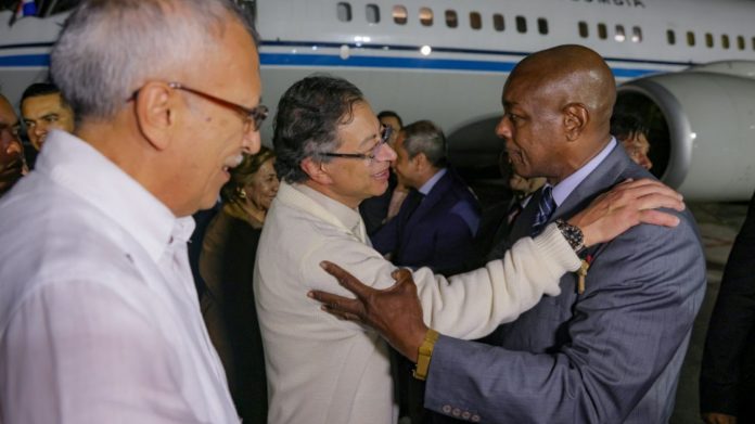 Petro llega a Panamá en medio de la tensión con Ecuador y antes de reunirse con Trump