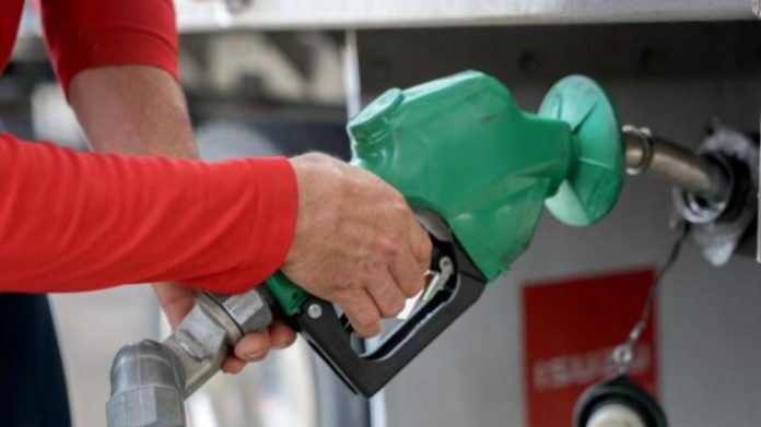 Gasolina bajaría otros $500 desde el 1 de marzo y el promedio se acercaría a $15.000