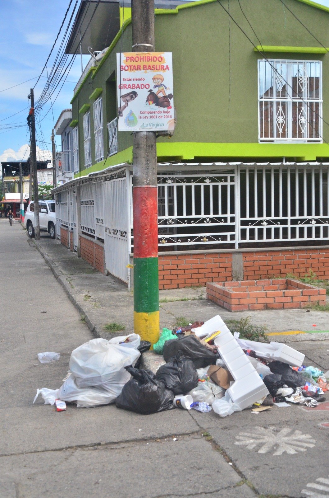 Separadores viales y lotes abandonados son usados como puntos de disposición irregular de residuos.
