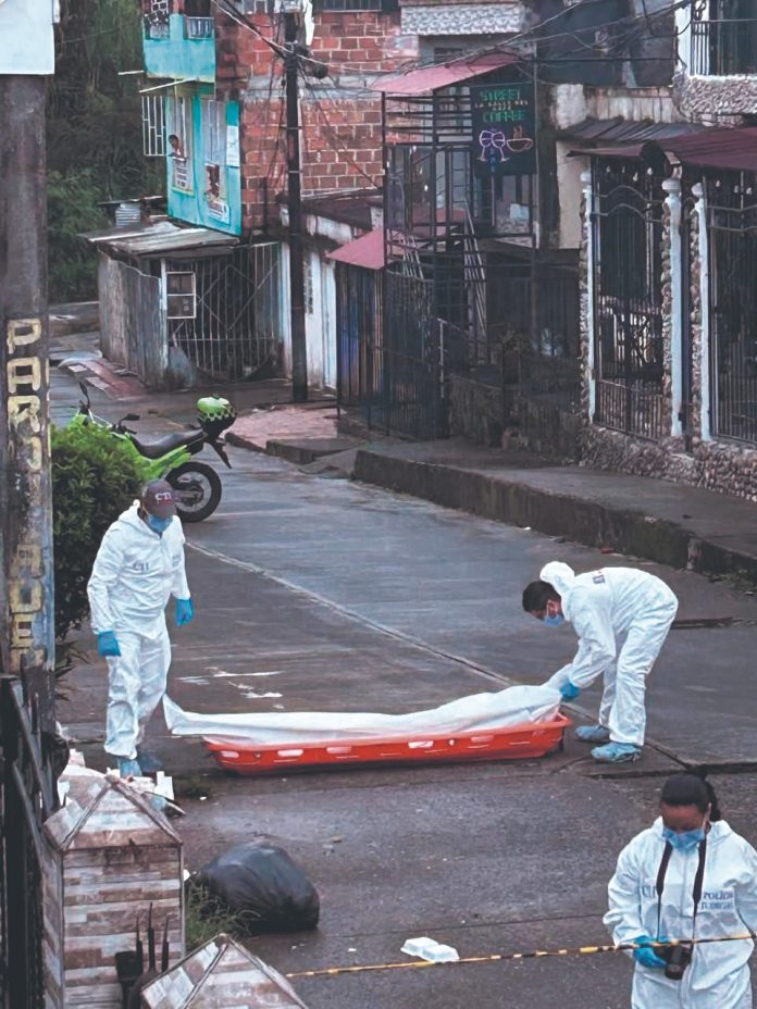 Hallan muerto a hombre en condición de calle