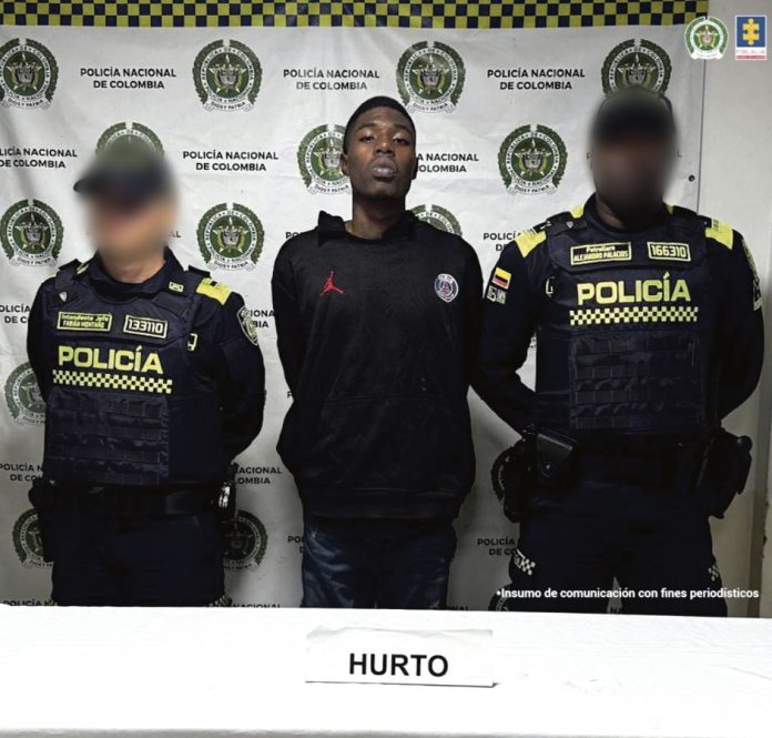Sin decir una palabra, disparó y robó