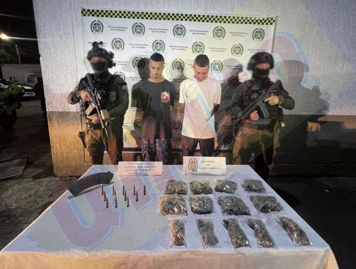 Munición por un lado y marihuana por el otro