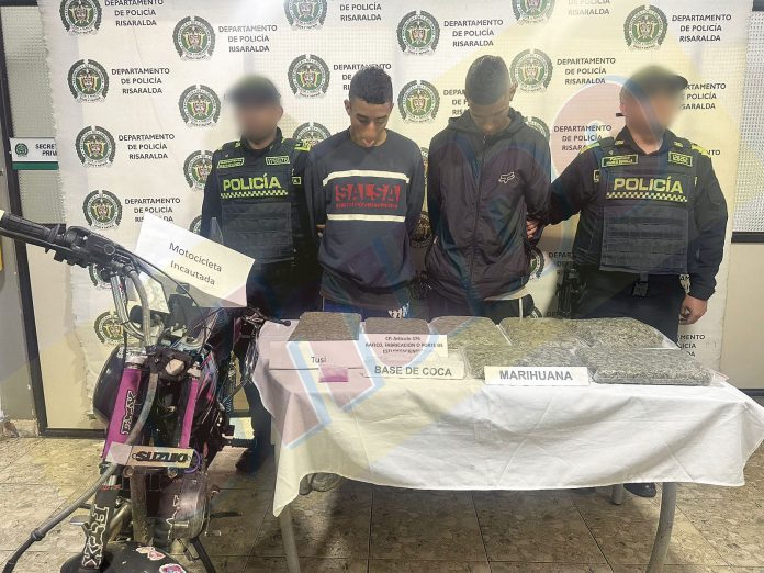 Iban en moto cargados de droga