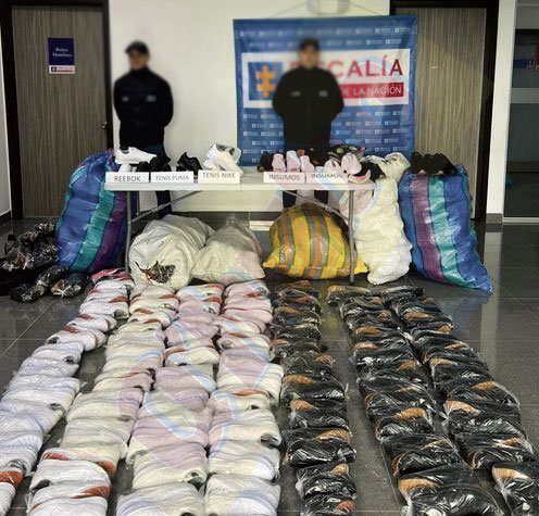 Allanan casa e incautaron 300 pares de zapatos