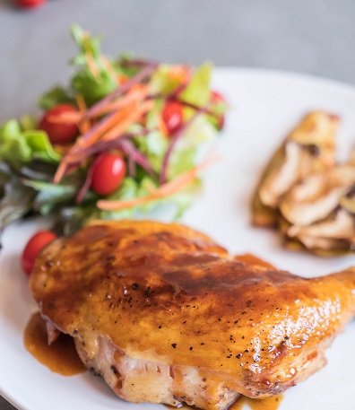 Pollo glaseado  con limón y romero
