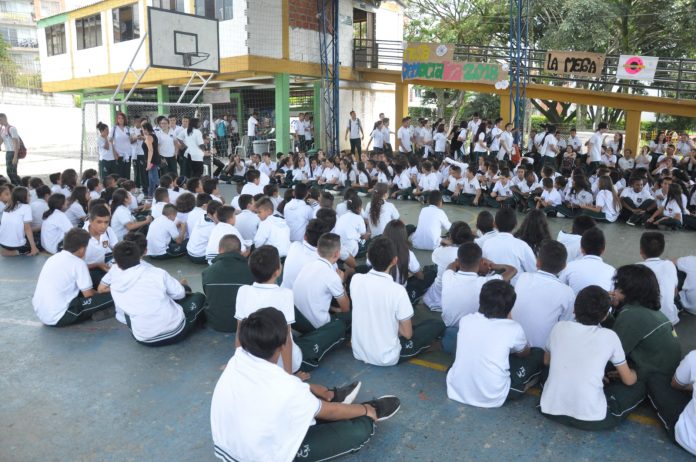Menos estudiantes en los colegios públicos