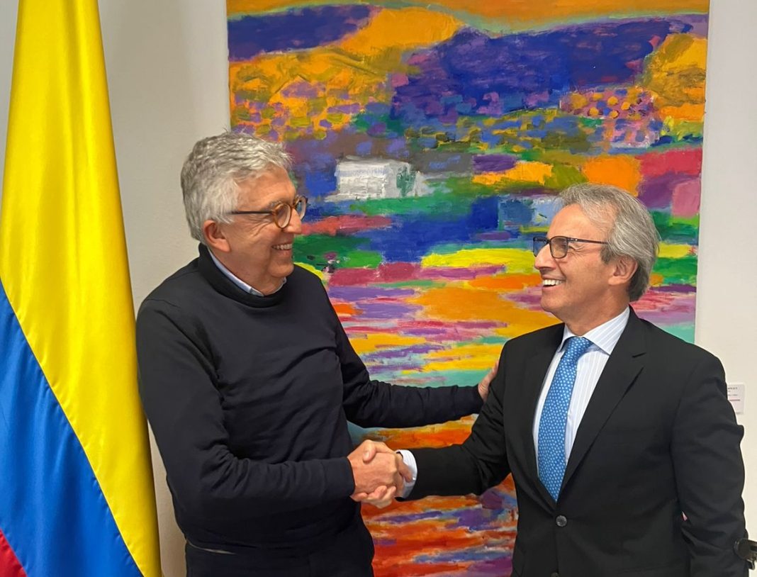 De la UTP a la diplomacia En días pasados registramos en esta columna la vinculación del catedrático de la Universidad Tecnológica de Pereira, Carlos Alfonso Victoria Mena, al mundo de la diplomacia, al asumir responsabilidades como jefe del Consulado de Colombia ante la comunidad vasca con sede en Bilbao, España. Desde la capital ibérica nos hicieron llegar esta fotografía que corresponde al encuentro de trabajo entre Victoria Mena (izquierda) y el Embajador de Colombia en España, Eduardo Ávila (derecha). En esta reunión se avanzó en la concertación de la agenda de trabajo para prestarles un eficiente servicios a los colombianos residentes en el país Vasco.