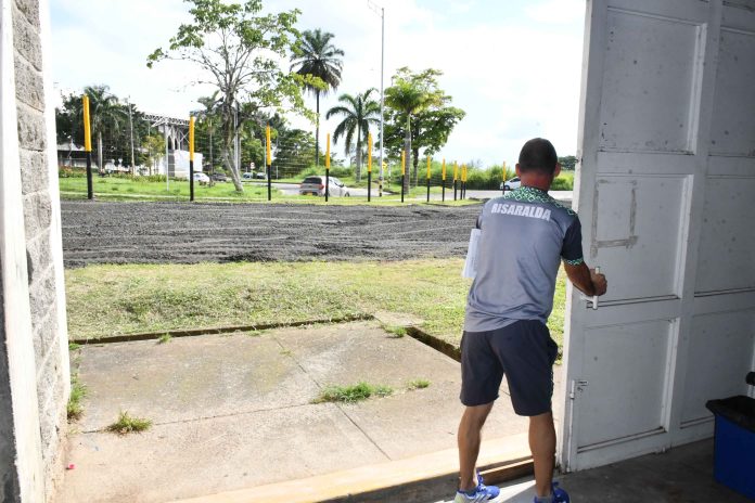 Construcción de parqueadero en la Villa, tapa puerta de emergencia en escenario deportivo