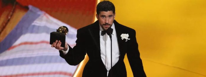 Bad Bunny alza la voz en los Grammy contra el ICE y defiende a los inmigrantes: “No somos aliens, somos humanos”