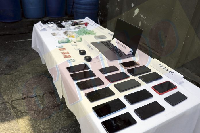 Descubren caleta con celulares, armas blancas y droga