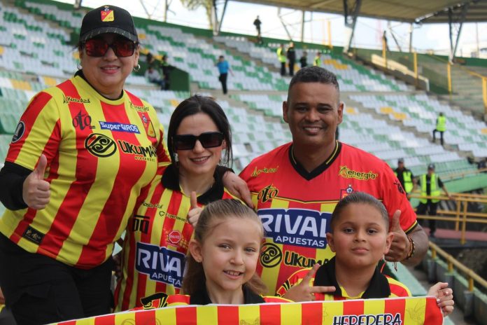 Vuelve el color y la alegría del hincha pereirano
