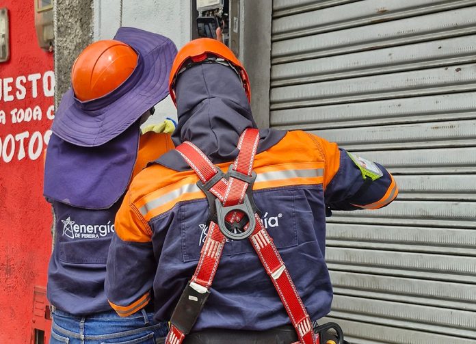 Denuncias de la comunidad destapan red de conexiones ilegales de energía en Pereira y Cartago