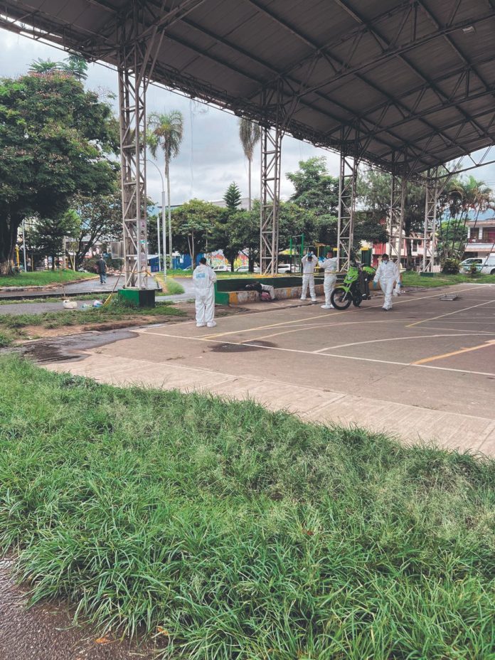 Lo hallaron muerto en el  polideportivo