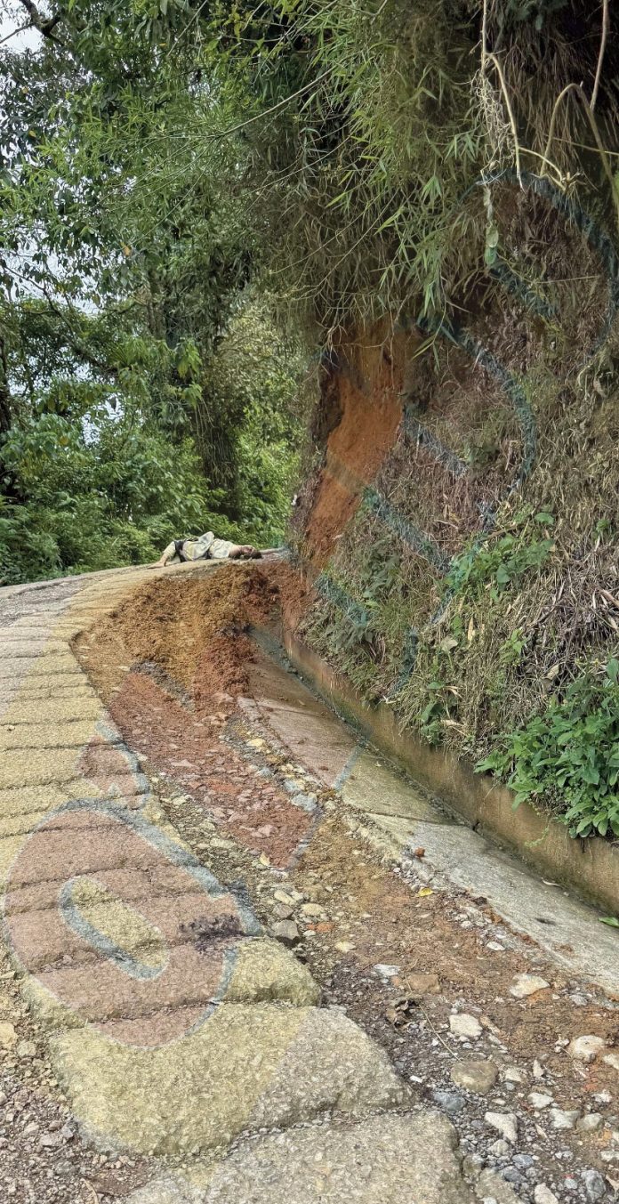 Lo estrangularon y lo envolvieron en una sábana