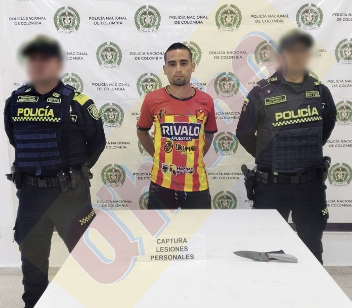 Lo apuñaló en el cuello frente a la Policía