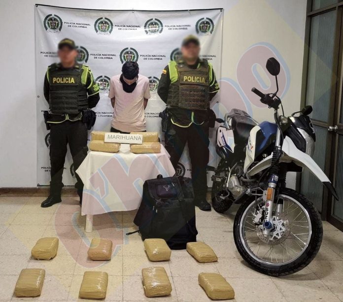 Llevaba 12 kilos de marihuana en la moto