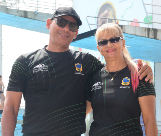 Los profes César y Silvia, unidos por el amor y la natación
