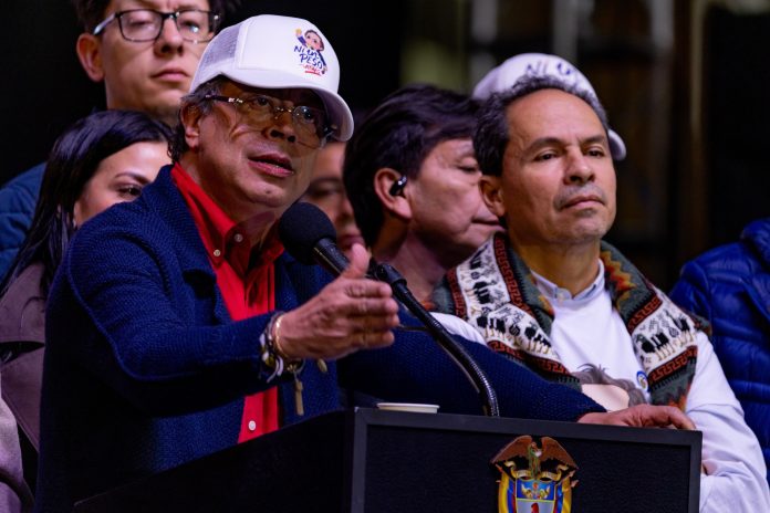 Petro mantiene incremento de 23,7 % en salario mínimo