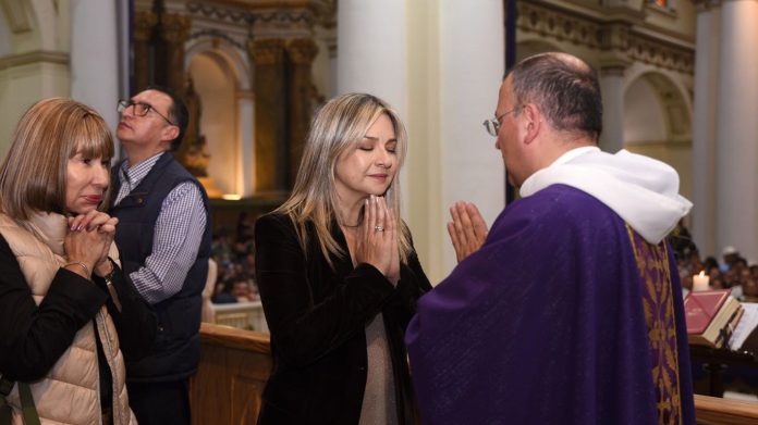 Polémica por canto de Vicky Dávila en misa de Chiquinquirá: en redes la acusan de “hacer campaña” en un templo