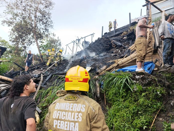 Incendio estructural en VillaSantana fue controlado; evalúan viviendas afectadas